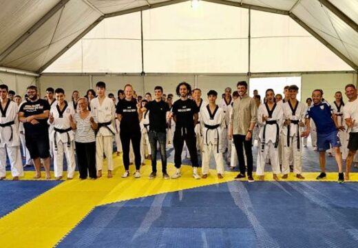 Recibimento de 100 deportistas de taekwondo por parte do alcalde de Ribeira